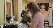 Stire din Social : Încasări mai mici în saloane și vacanțe mai rare pentru români