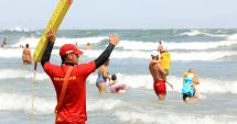 Stire din Eveniment : Două persoane în pericol de înec salvate în zona hotelului Malibu din Mamaia