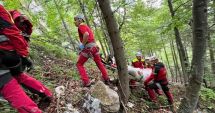 Stire din Eveniment : Evenimente rutiere grave! O mașină s-a răsturnat iar un motociclist a căzut într-o râpă