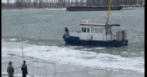 Stire din Eveniment : VIDEO / La un pas de moarte. O femeie a fost salvată dintre sloiuri
