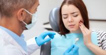 Stire din Sănătate : De ce sângerează gingiile când folosiți ața dentară