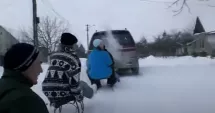 Stire din Eveniment : Accident tragic. Un bărbat și-a pierdut viața după ce a căzut de pe o sanie trasă de un autoturism