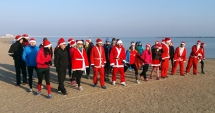 Stire din Sport : SantaRun! Moș Crăciun a alergat pe plaja din Mamaia
