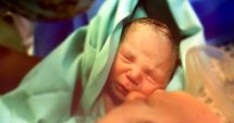 Stire din Actualitate : O femeie a dat naștere unui băiețel, după ce a primit un transplant de uter de la sora ei geamănă