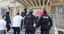 Stire din Eveniment : Șapte tineri sunt cercetați după ce au bătut și imobilizat mai multe persoane pentru a le fura banii