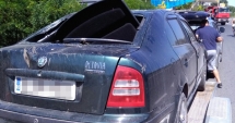 Stire din Eveniment : S-a răsturnat cu mașina după șicane în trafic. Șoferul provocator a fugit!