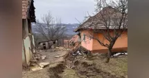 Stire din Eveniment : Un sat rupt în două! Zeci de familii rămân izolate din cauza unei alunecări de teren