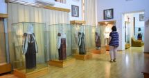 Stire din Cultură-Educație : Momentele vieții, în expoziție la Muzeul de Artă Populară Constanța