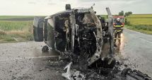 Stire din Eveniment : FOTO. Un autoturism în care se aflau doi tineri a lovit un pod, s-a răsturnat şi apoi a luat foc