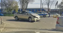 Stire din Eveniment : Accident rutier în apropierea Școlii Gimnaziale nr. 8. O victimă este transportată la spital