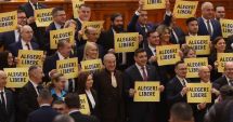 Stire din Politică-Administrație : Proteste în Parlament! Şefa POT a dat cu mâna peste microfoanele presei, iar Becali i-a luat microfonul unui reporter