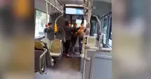 Stire din Eveniment : Scandal în autobuz. O călătoare a lovit o controloare după ce a fost prinsă fără bilet valabil