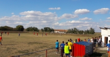 Stire din Sport : GROAZĂ la un meci de fotbal, la Constanța. Un suporter a intrat cu iataganul pe teren, copiii plângeau. Unde era poliția?