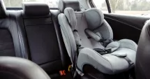 Stire din Eveniment : Fetiță rănită după ce a căzut dintr-o mașină aflată în mers. Copilul nu avea centura cuplată