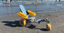 Stire din Social : Mai multe sectoare de plajă au fost dotate cu scaune plutitoare pentru persoanele cu dizabilități
