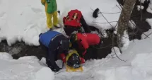 Stire din Eveniment : Alertă pe pârtie. Schior căzut în pârâu, salvat de jandarmi