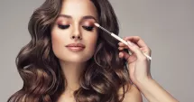Stire din Actualitate : Cosmeticele își pierd „strălucirea”. Reguli noi UE limitează sclipiciul din produsele de înfrumusețare