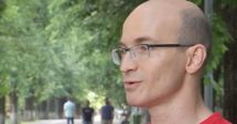Stire din Cultură-Educație : Un tată se luptă cu ministerul Educaţiei pentru ca fiul său să meargă la şcoală. "Legea asta e absurdă"