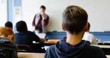 Stire din Cultură-Educație : Școlile ar putea angaja persoane necalificate să fie profesori, pentru cel mult un an școlar