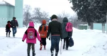Stire din Cultură-Educație : Elevii revin la școală mâine după suspendarea de astăzi