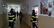Stire din Eveniment : Panică într-o școală după pulverizarea unui spray lacrimogen. Zeci de elevi și profesori evacuați