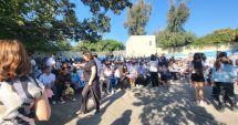 Stire din Cultură-Educație : A început școala! Odată cu ea, și maratonul părinţilor din Constanţa la unităţile de învăţământ
