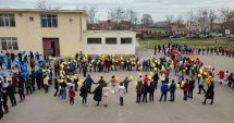Stire din Cultură-Educație : Trei hore tricolore, în curtea Școlii nr. 22, din „Drag de ţara mea”