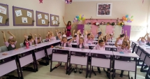 Stire din Cultură-Educație : Bobocii Școlii nr. 30, aplaudați la scenă deschisă de colegii mai mari