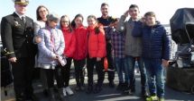 Stire din Cultură-Educație : Școlarii de la "Jean Bart" și-au exersat franceza cu marinarii de pe nava "Capricorne"