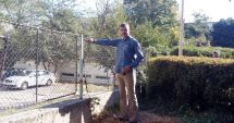 Stire din Cultură-Educație : Atentat la siguranța elevilor de la Școala "Mihai Viteazul"! Gardul vechi de 50 de ani poate cădea oricând peste copii