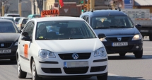 Stire din Eveniment : Permisul auto, după patru probe practice. Polițiștii sunt sceptici: "Nu acolo e problema. Ei conduc bine, dar nu au educație"