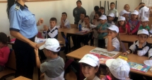 Stire din Eveniment : Școlarii și preșcolarii din Constanța, dotați cu brățări de la polițiști