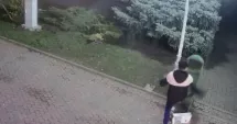 Stire din Eveniment : Vandalisme la ceas de seară. Un băiat a pus la pământ un coș de gunoi