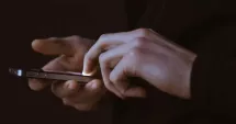 Stire din Eveniment : Atenție la noua metodă de fraudă. Escrocii îți cer ajutorul pentru telefon și îți fură datele