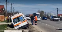 Stire din Eveniment : Salvare în șanț. Ambulanță implicată într-un accident cu patru răniți