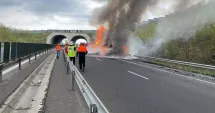 Stire din Eveniment : Incendiu pe autostradă. Un camion cu fructe a ars, iar șoferul a fost preluat cu atac de panică