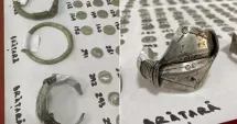 Stire din Cultură-Educație : Tezaur antic descoperit întâmplător. Sute de monede romane și bijuterii vechi de aproape 2.000 de ani