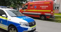 Stire din Eveniment : O femeie a murit după ce mașina în care se afla a căzut de pe o pasarelă în urma unui impact cu un camion