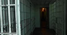 Stire din Eveniment : Haos în arestul poliției: celulele s-au umplut, iar deținuții sunt mutați în alte județe din cauza supraaglomerării