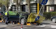 Stire din Eveniment : Accident în Mamaia. Șoferul a urcat cu Jaguarul pe scuarul unei treceri de pietoni, apoi a părăsit zona