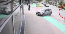 Stire din Eveniment : Șofer de 67 de ani lovește un motociclist și intră cu mașina într-o frizerie după un accident în lanț