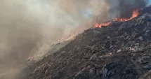 Stire din Eveniment : Incendiu uriaș la o groapă de gunoi. Fompierii au luptat ore întregi cu focul