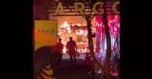 Stire din Eveniment : Incendiu puternic la un beach bar din Mamaia! Pompierii intervin de urgență