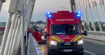 Stire din Eveniment : Intervenție de urgență la Murfatlar. Un bărbat amenință că se aruncă de pe pod