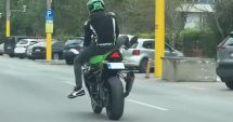 Stire din Eveniment : Motociclistul surprins în stațiunea Mamaia când făcea cascadorii, a fost depistat de polițiști!