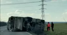 Stire din Eveniment : Camion răsturnat între Poarta Albă și Nazarcea. O persoană rănită