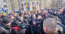 Stire din Actualitate : Călin Georgescu a ajuns la protest în cârje. "Am avut o mică intervenție la genunchi"