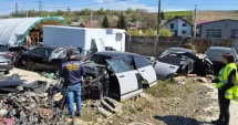 Stire din Eveniment : Două autoturisme furate din străinătate, descoperite într-un depozit de dezmembrări