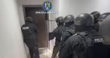 Stire din Eveniment : Intervenție în forță a mascaților. Un bărbat cu un cuțit s-a baricadat în casă şi ameninţa că îşi face rău