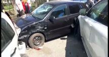 Stire din Eveniment : Carambol cu șase mașini în fața unui liceu, după ce o șoferiță nu a reușit să-și ducă manevra la bun sfârșit